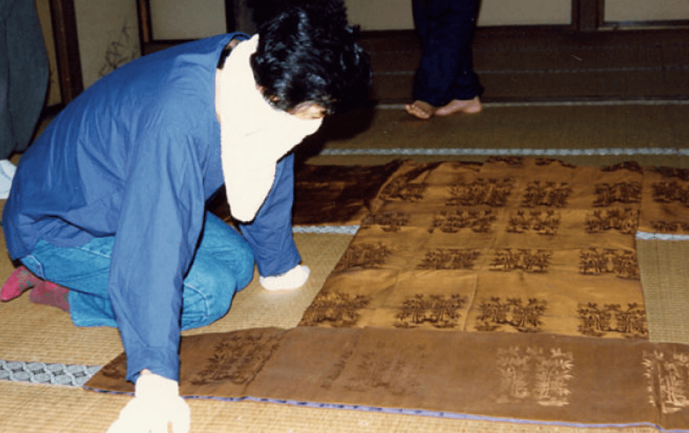 京都の広隆寺に保管されていた代々の黄櫨染