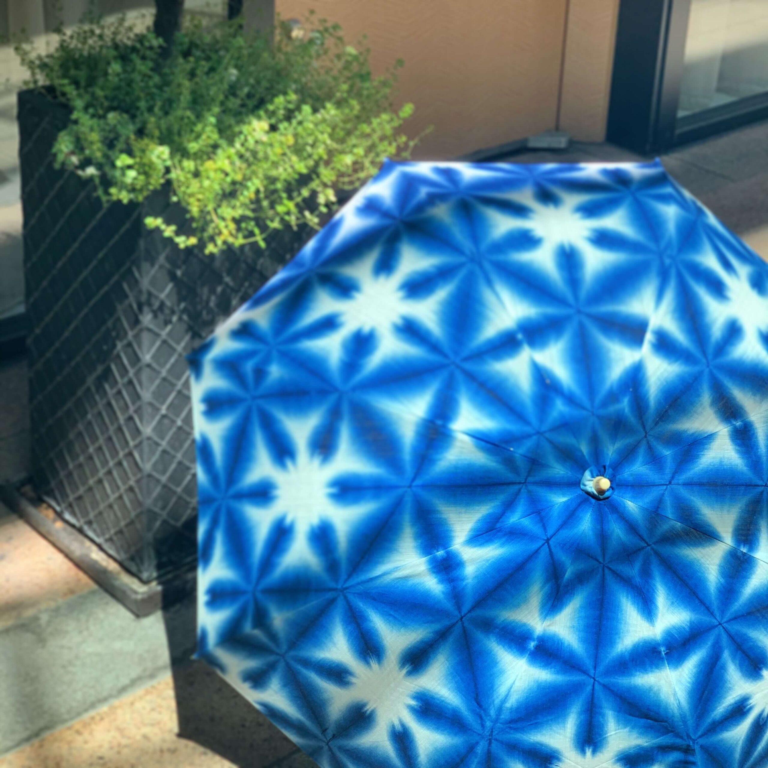 遠州綿紬と雪花絞り染めの日傘 ほどける